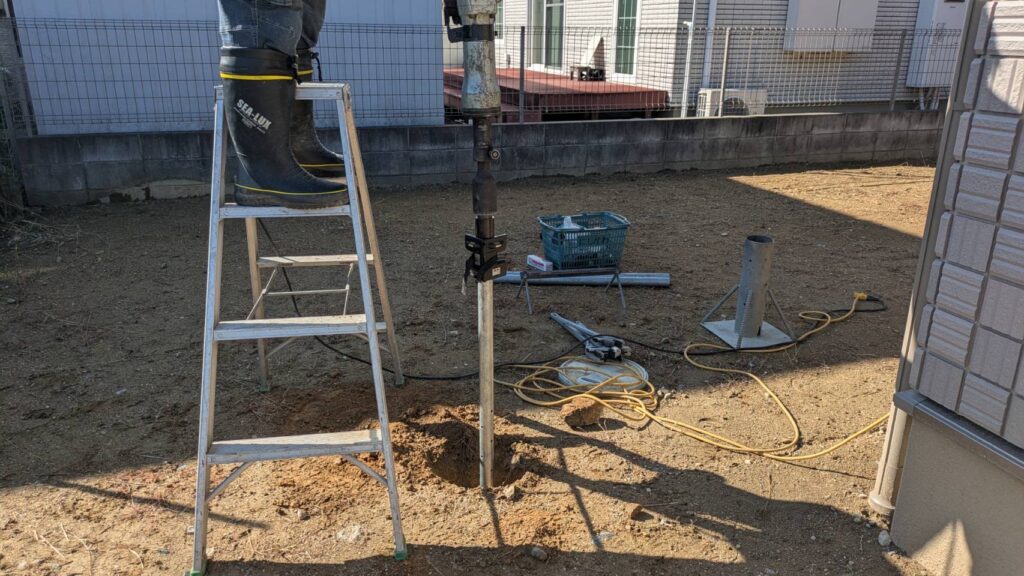 吸水穴のある先頭管の打込み。水平器を取り付けて垂直を確認しながら打込みスタート