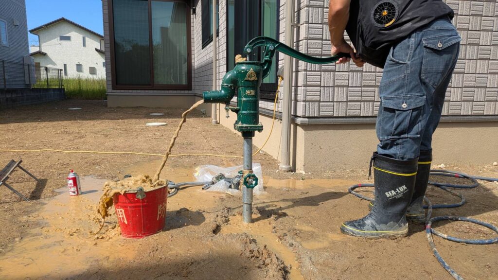 水脈に達しましたので、二刀流とガチャポンを取り付けてひらすら泥水を吸い出します。