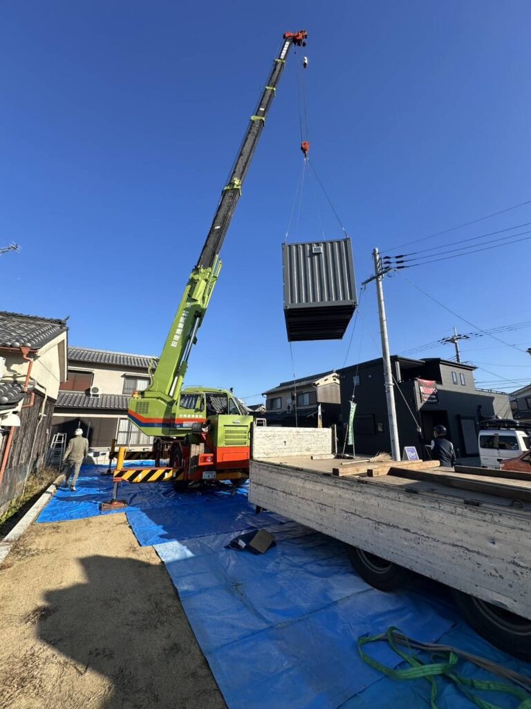 二階建て倉庫で土地スペースの有効利用 一日で完成
