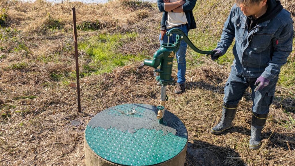 しばらくは泥混じりの水です