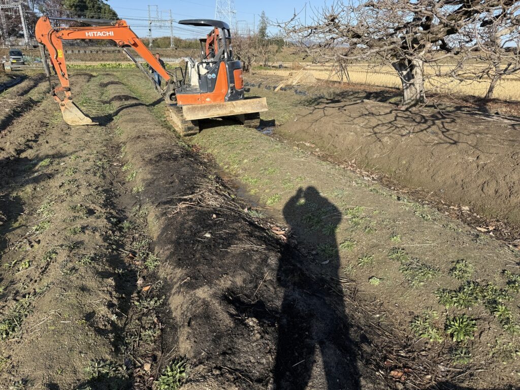 耕作放棄地を田んぼへ　1日で水田が完成しました