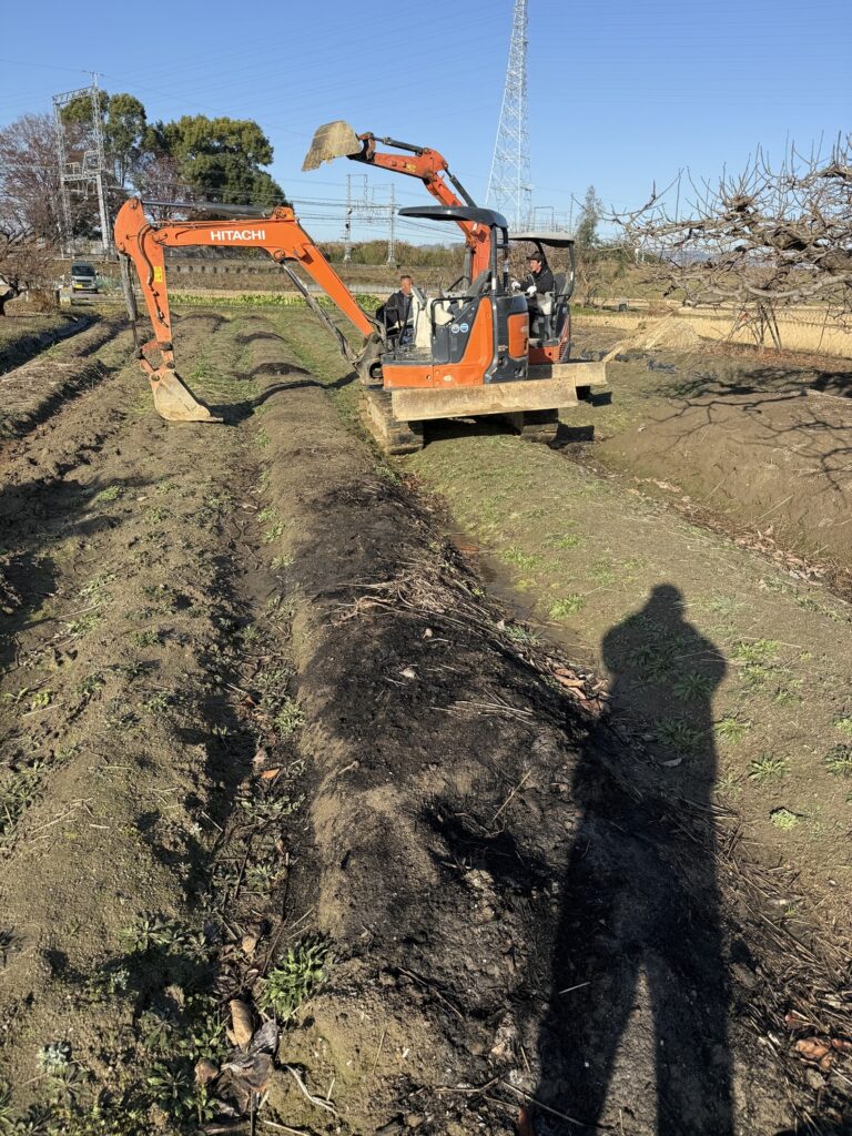 耕作放棄地を田んぼへ　1日で水田が完成しました