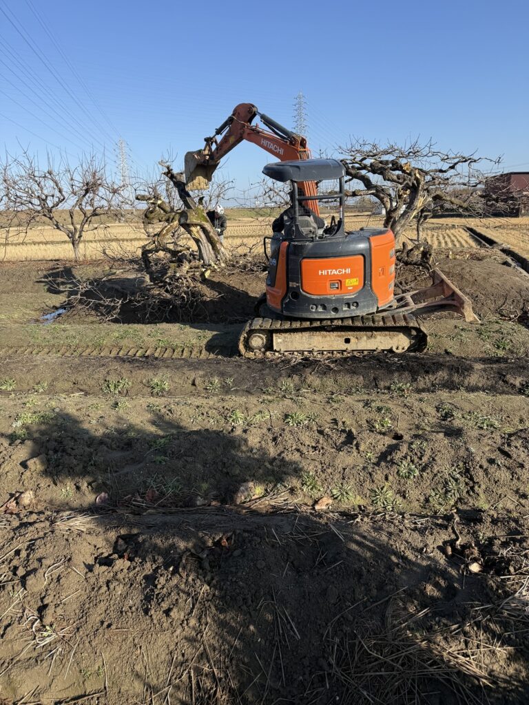 耕作放棄地を田んぼへ　1日で水田が完成しました