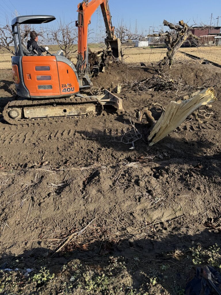 耕作放棄地を田んぼへ　1日で水田が完成しました
