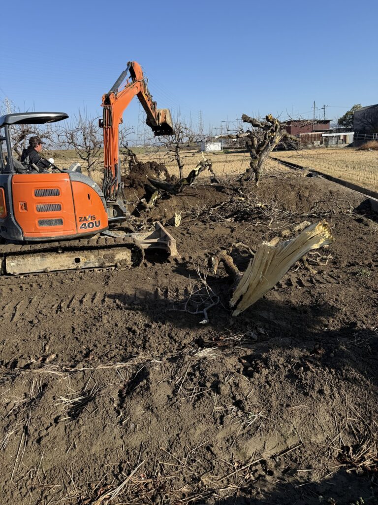 耕作放棄地を田んぼへ　1日で水田が完成しました