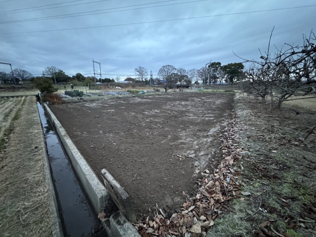 耕作放棄地を田んぼへ　1日で水田が完成しました