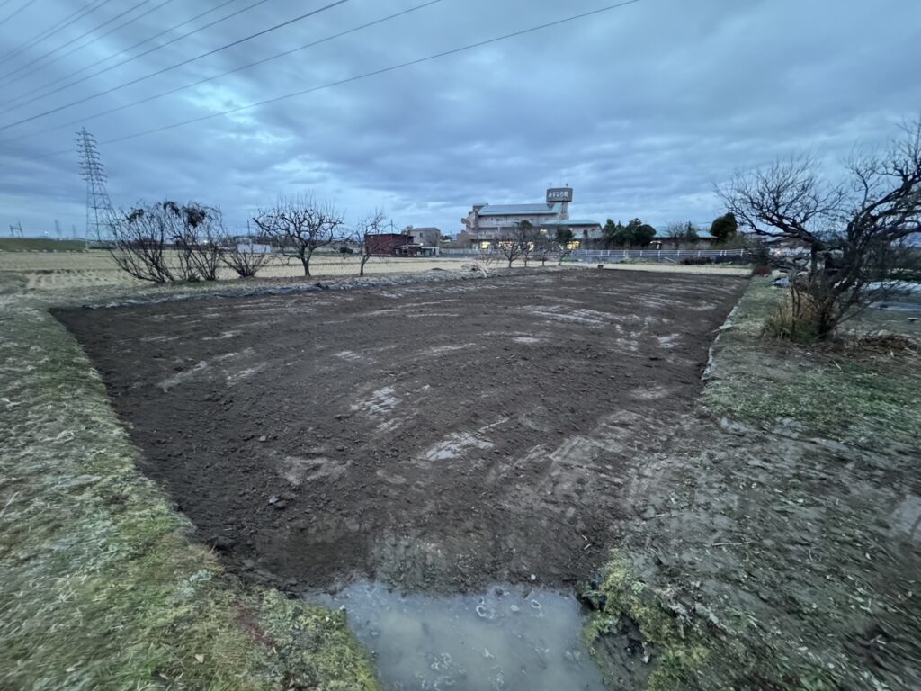 耕作放棄地を田んぼへ　1日で水田が完成しました