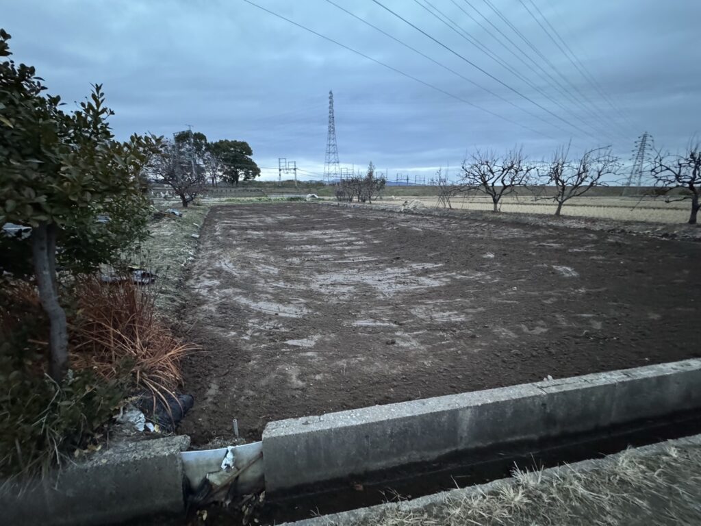 耕作放棄地を田んぼへ　1日で水田が完成しました