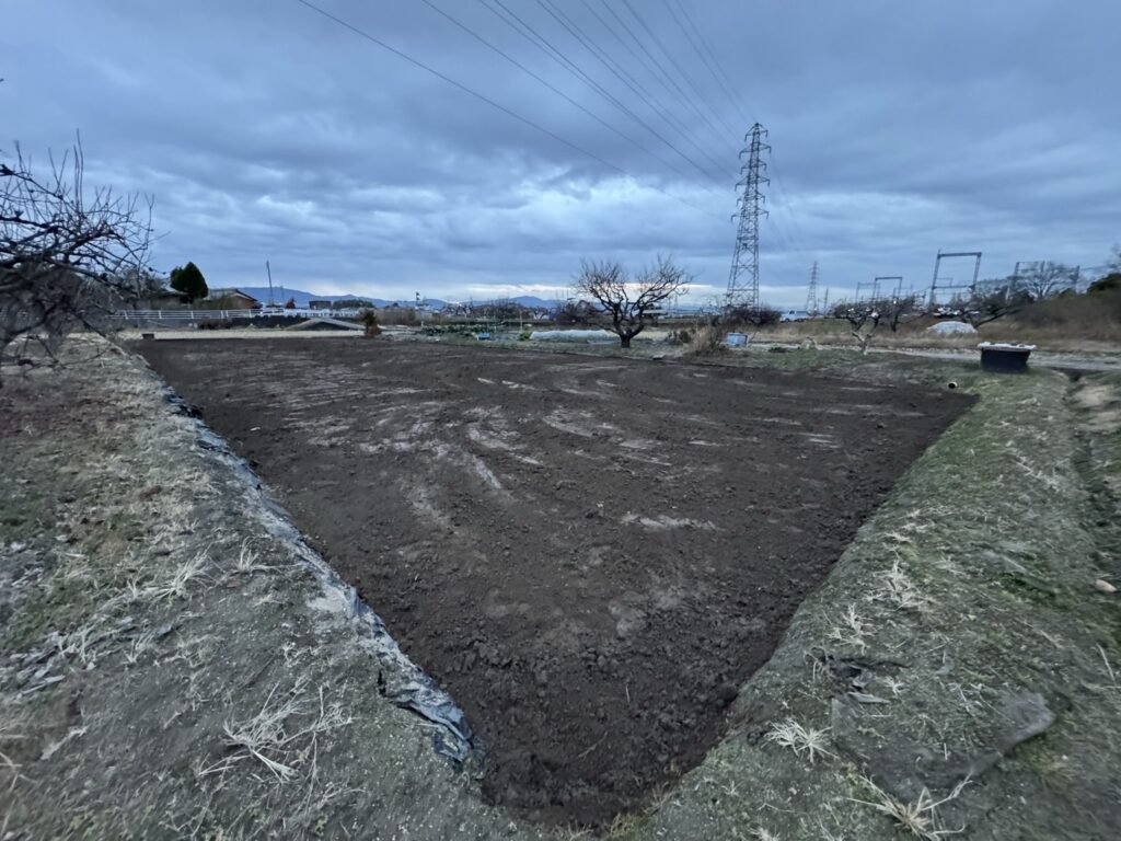 耕作放棄地を田んぼへ　1日で水田が完成しました