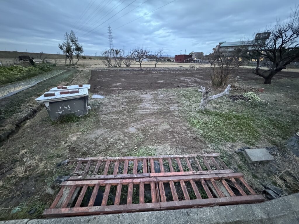 耕作放棄地を田んぼへ　1日で水田が完成しました