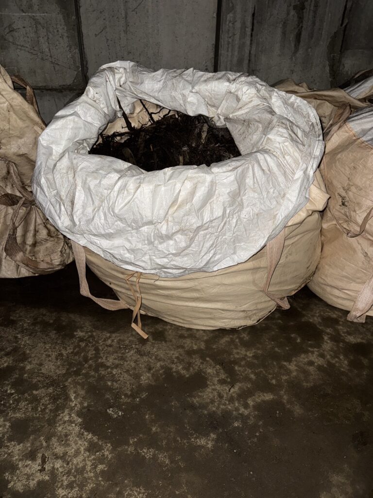 耕作放棄地を田んぼへ　1日で水田が完成しました