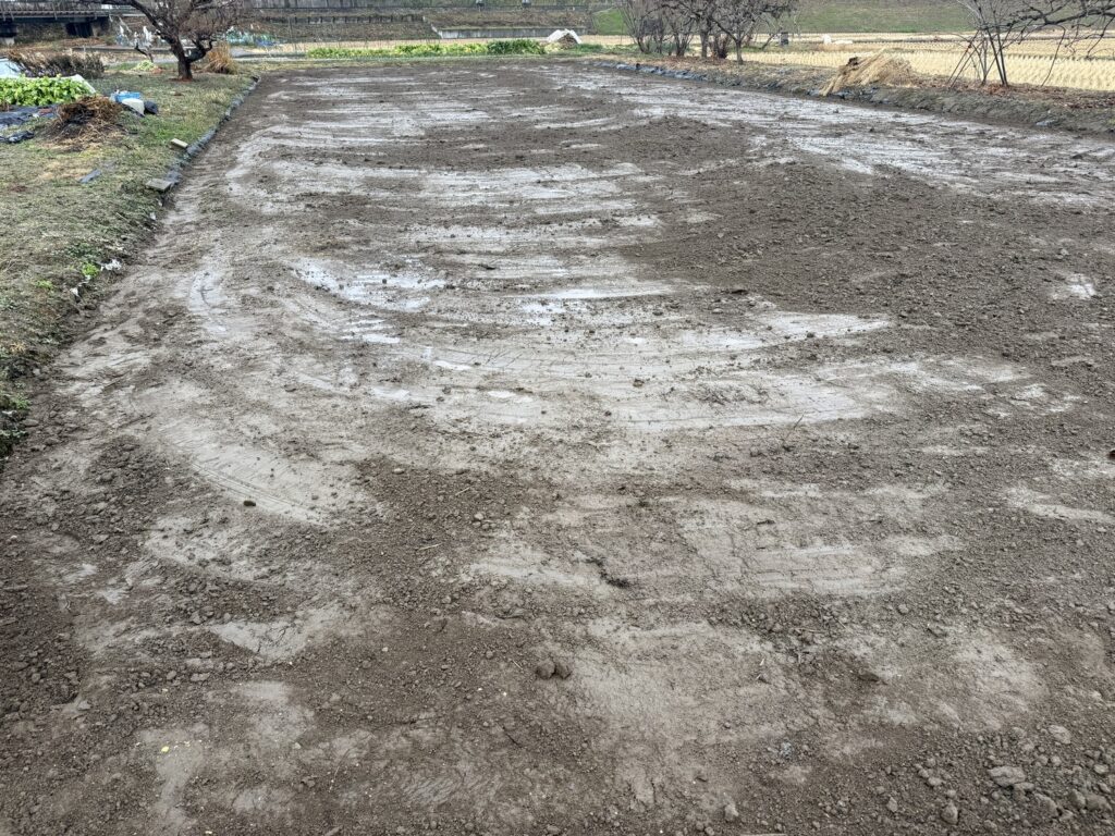 耕作放棄地を田んぼへ　1日で水田が完成しました