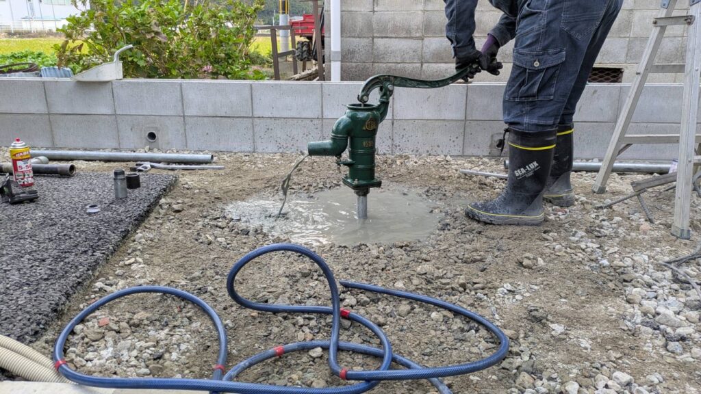 ガチャポン(手押しポンプ)による吸い出し