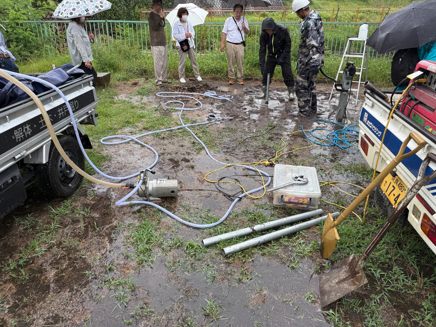 設置された手押しポンプから勢いよく水が出る様子