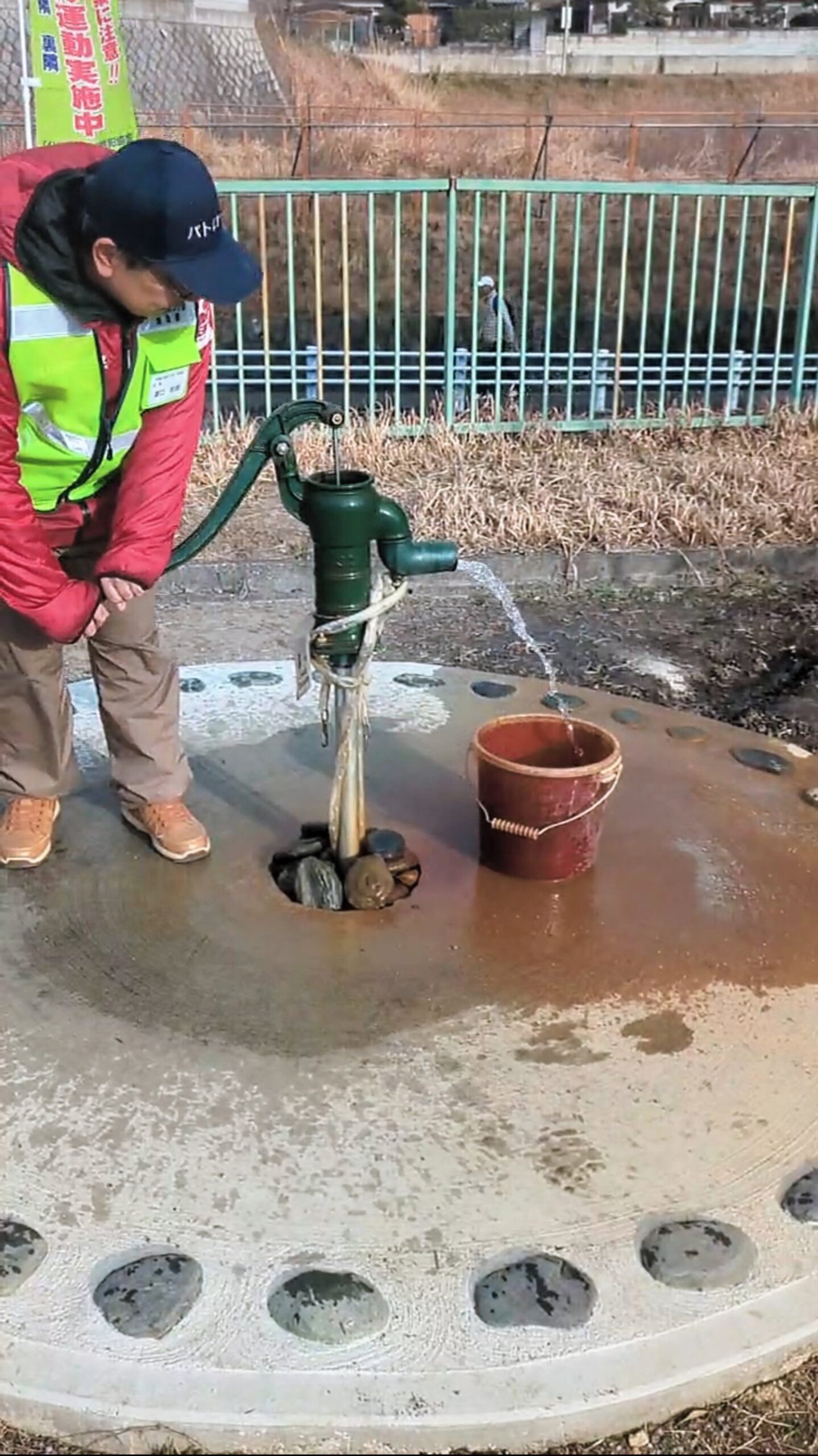 勢いよく出る水