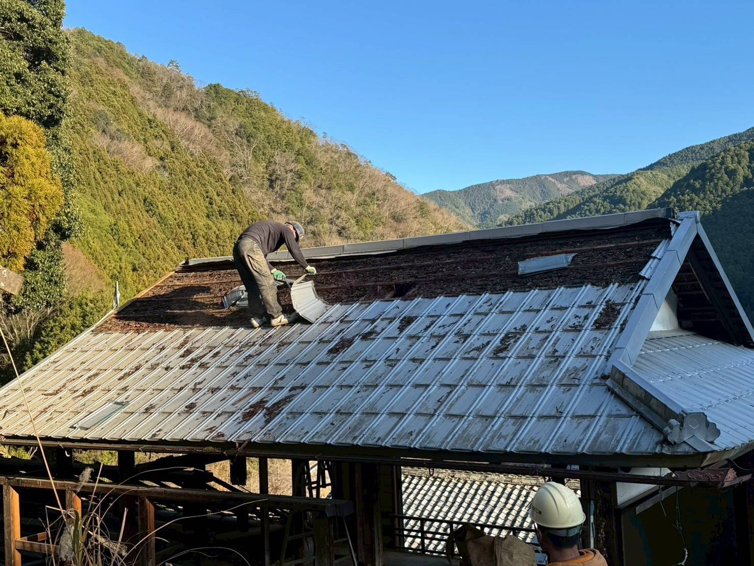 瓦下ろしの様子1