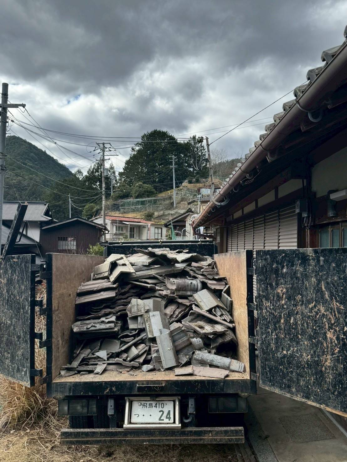 瓦の積み込み作業