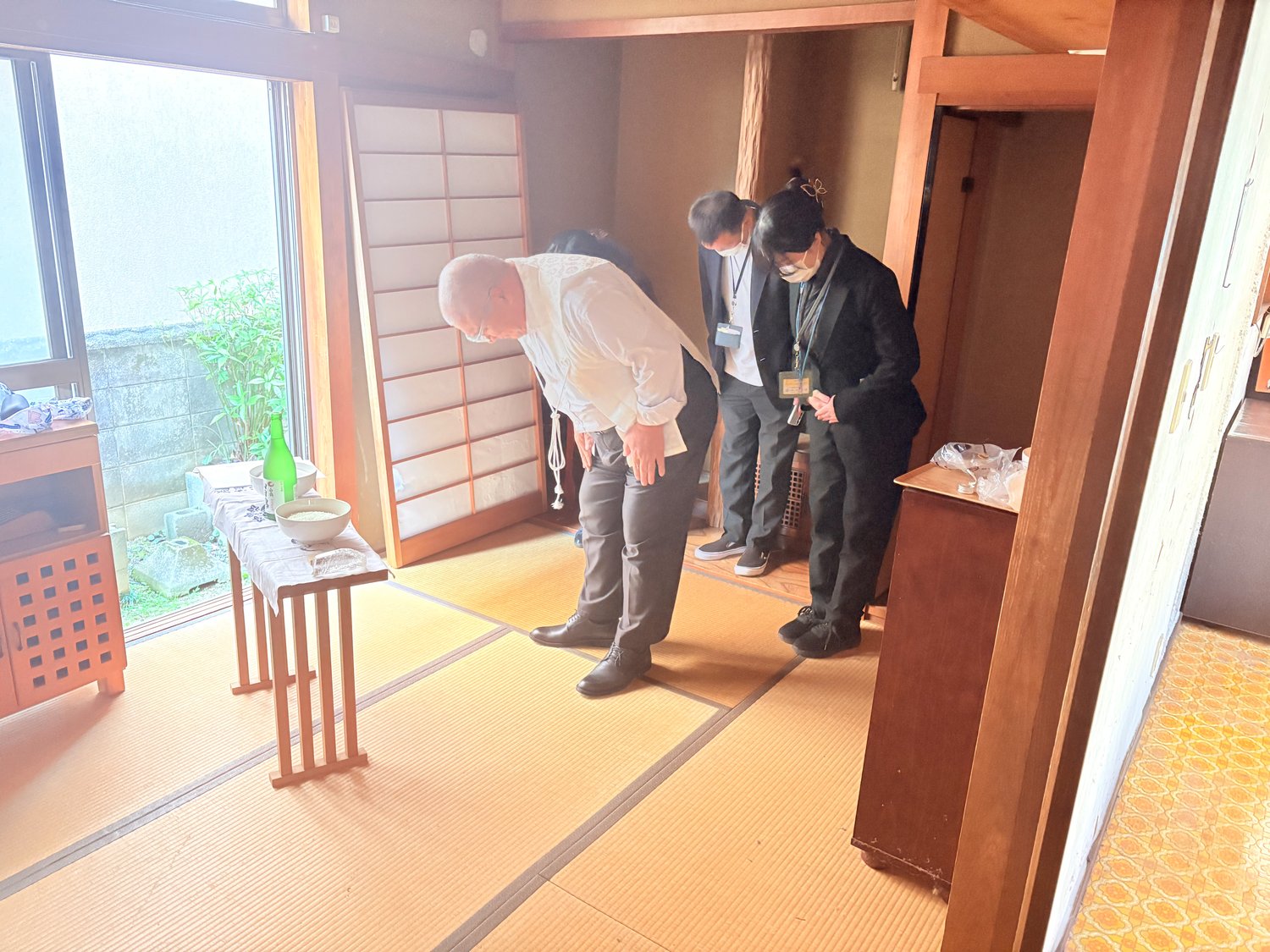 祈りを捧げる様子