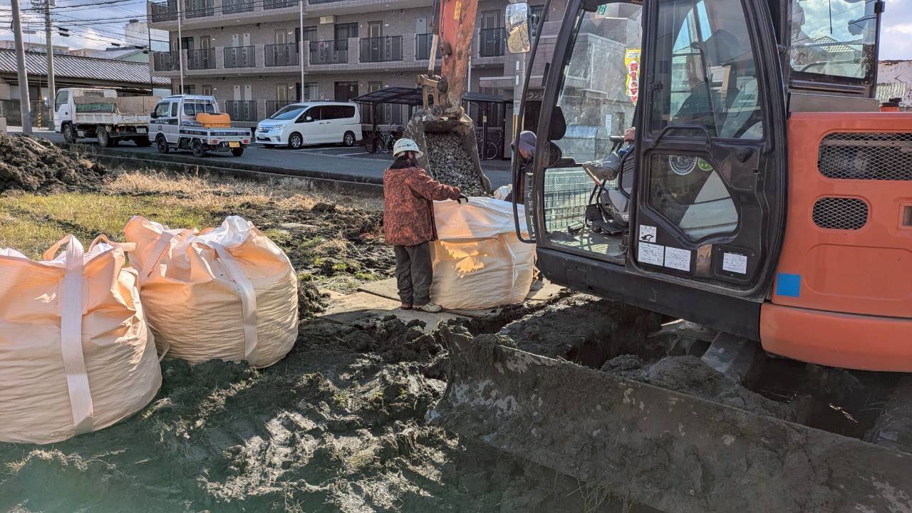 重機での搬入作業