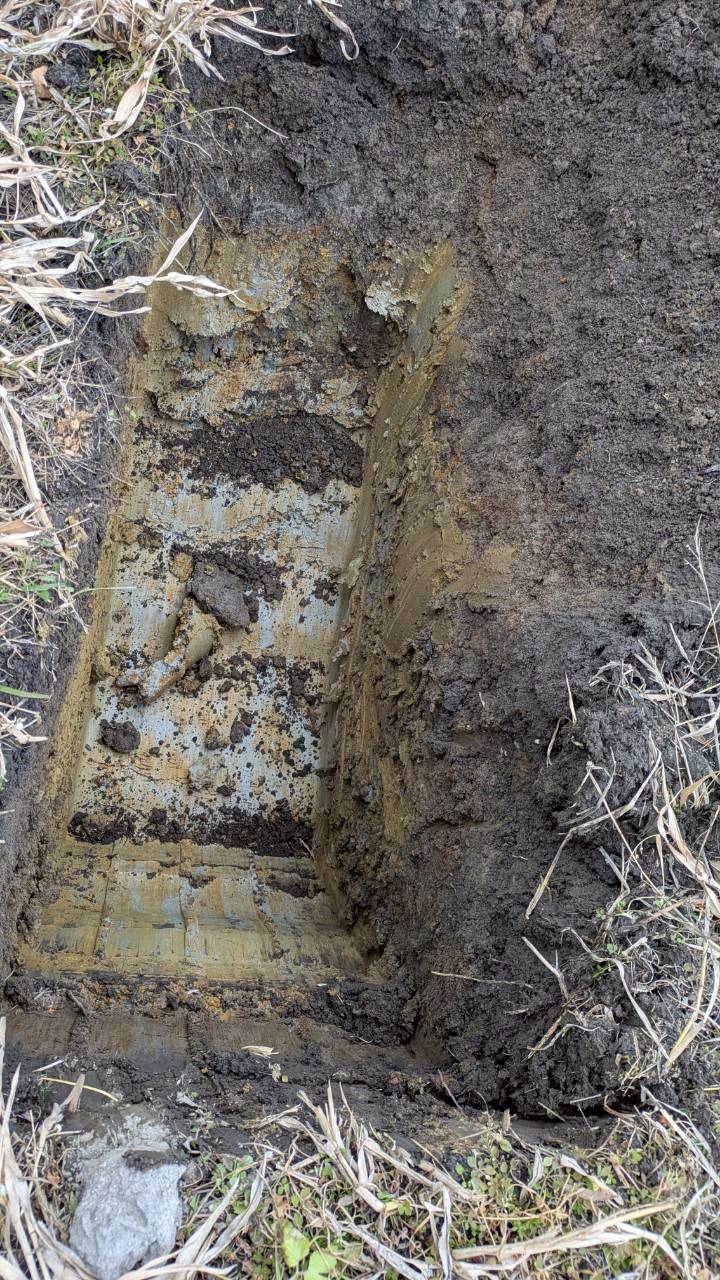 地中深くの黄色い粘土層