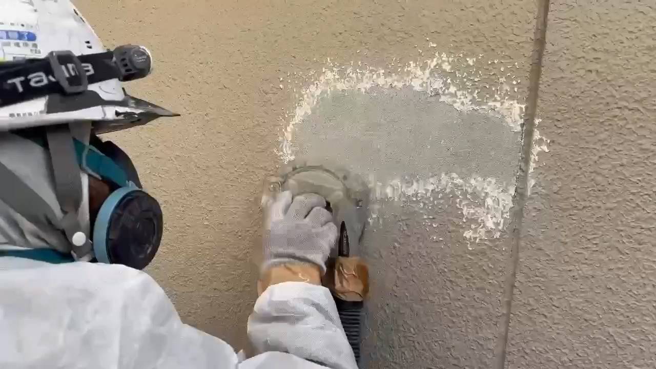 集塵機付き特殊サンダーでの作業