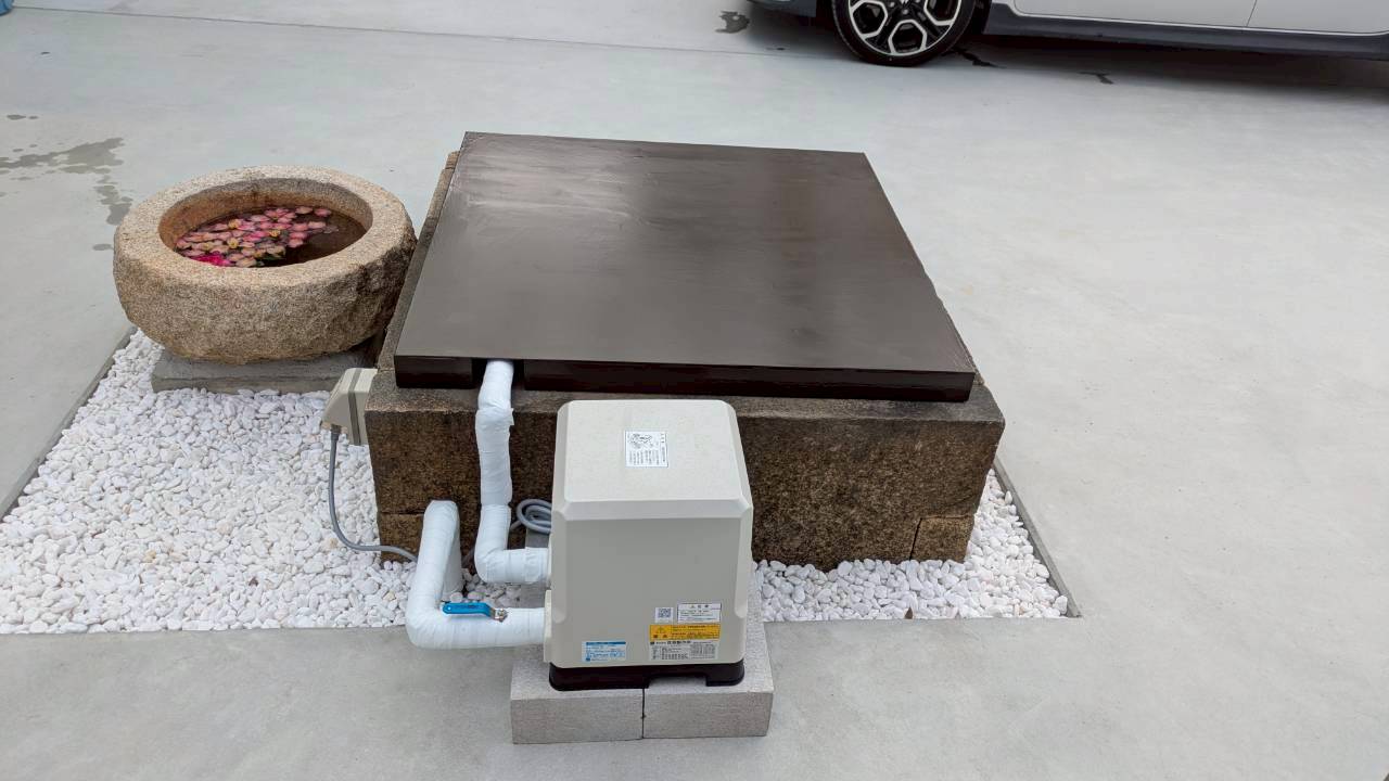 井戸に蓋が設置され、配管が綺麗に収まっている施工完了写真