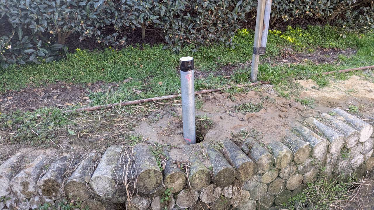 地層に阻まれ、あと一歩が届かなかったパイプの跡