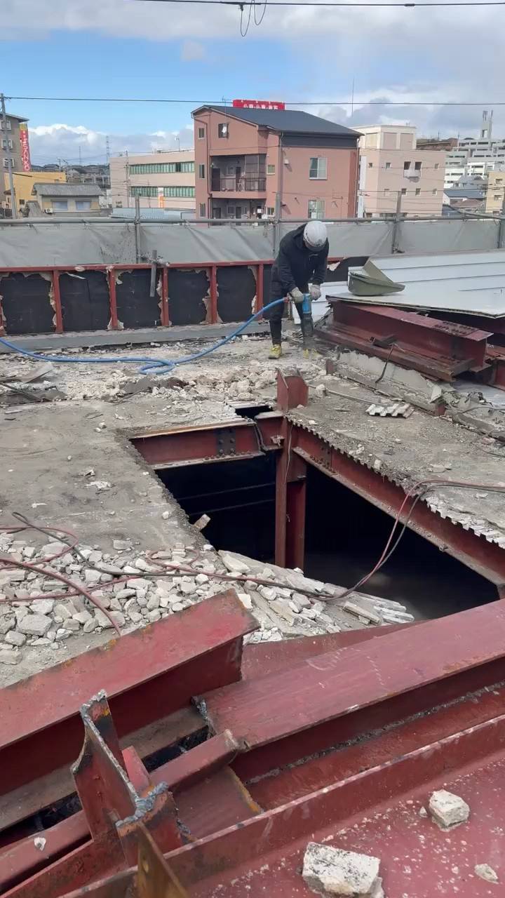 コンクリート床のハツリ作業の様子1