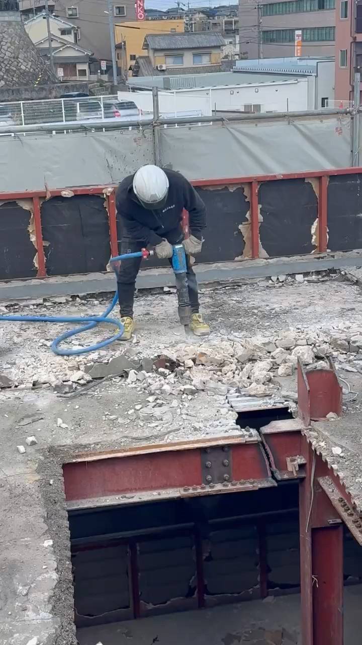 コンクリート床のハツリ作業の様子2