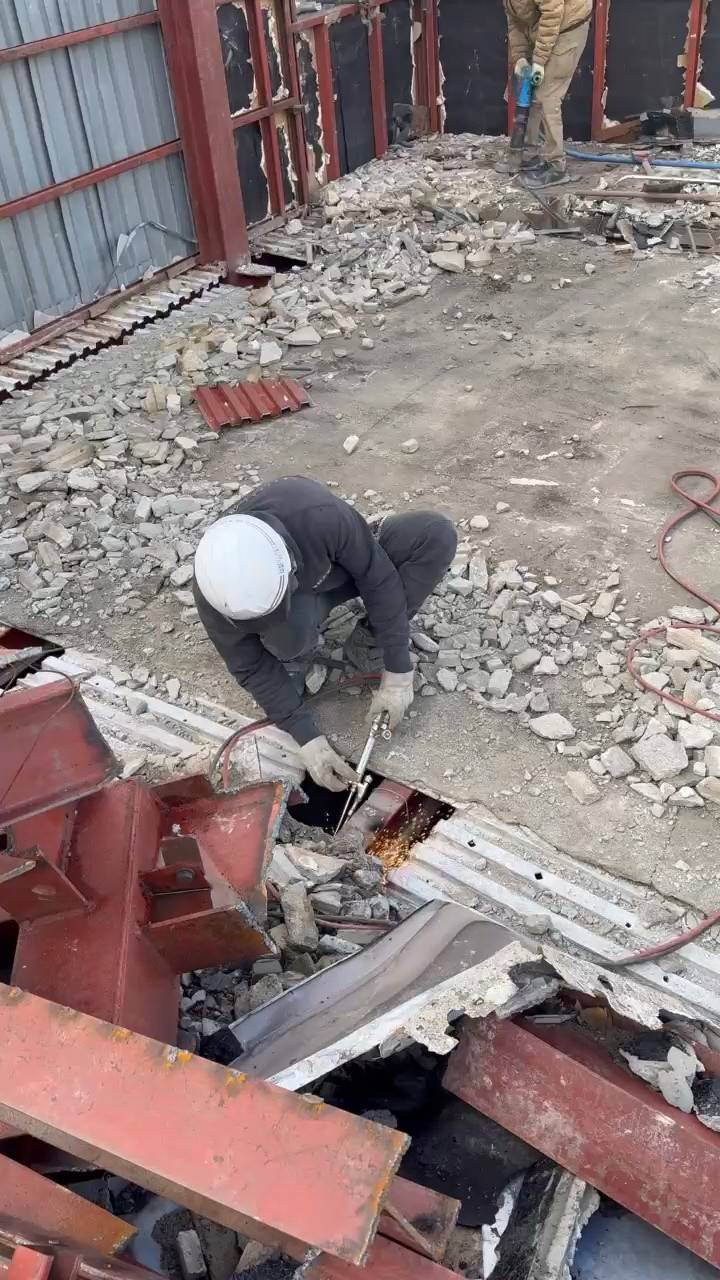 鉄骨のガス切断作業