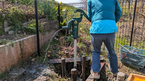 井戸作りの様子