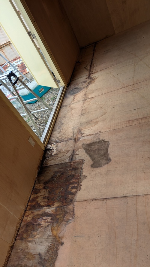 備蓄品移し替えと床板撤去1