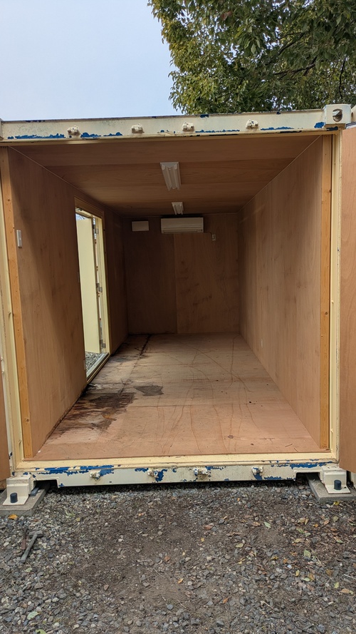 備蓄品移し替えと床板撤去2