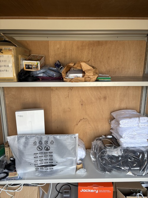 備蓄品移し替えと床板撤去3