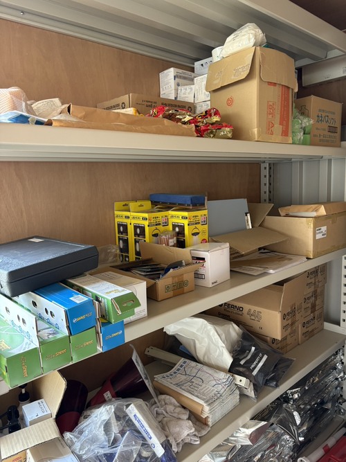 備蓄品移し替えと床板撤去5