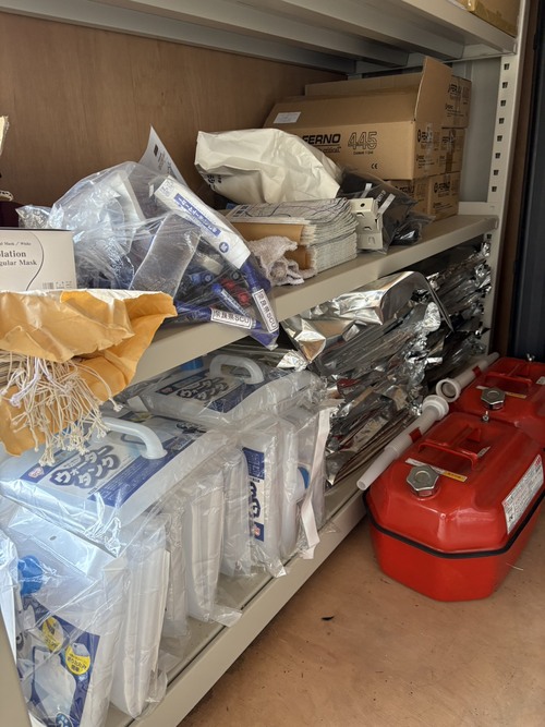 備蓄品移し替えと床板撤去6