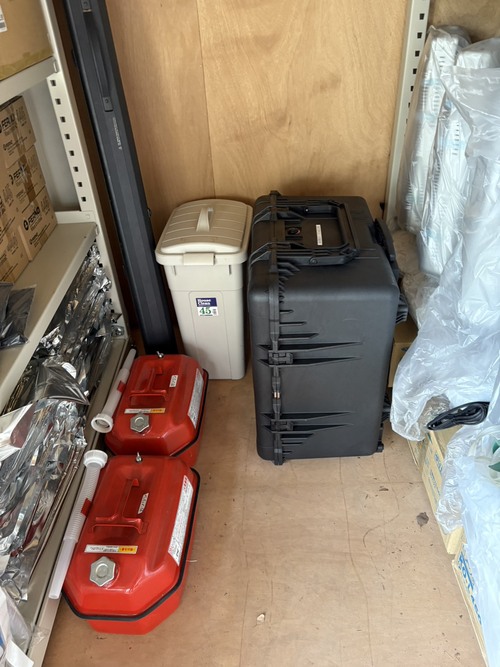 備蓄品移し替えと床板撤去7