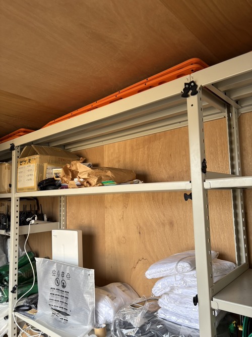 備蓄品移し替えと床板撤去10