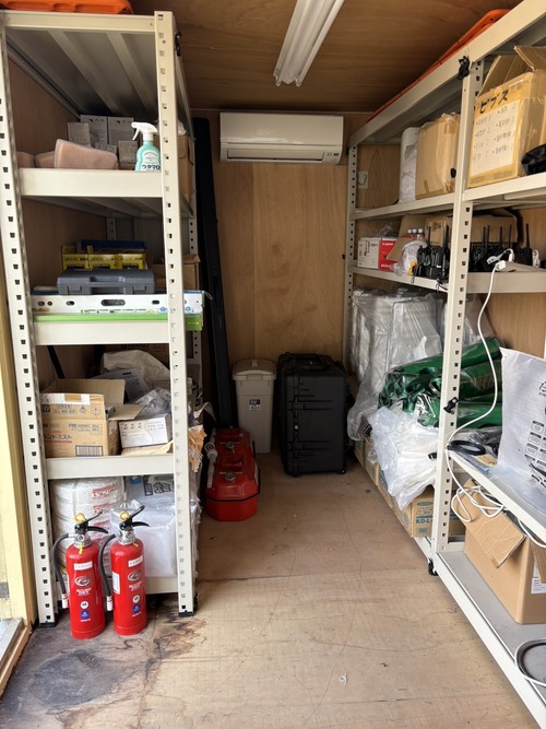 備蓄品移し替えと床板撤去12