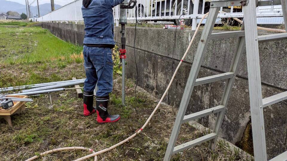 泥まみれで奮闘する現場