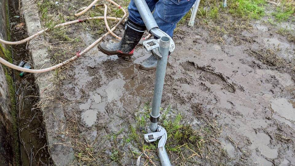 的確な打ち込みと締め付け作業