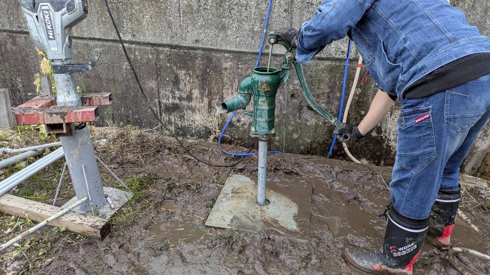 ガチャポンで水を汲み上げる瞬間