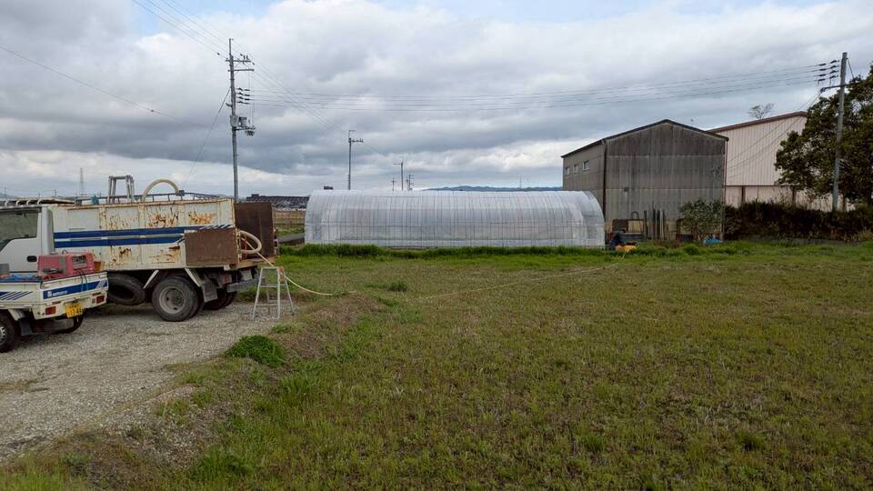現場で地層を見極めるホウワの職人