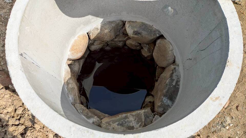 底が見えないほど濁った古井戸