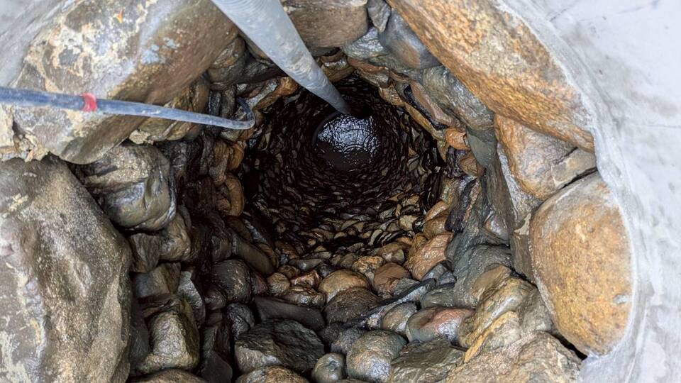 頑丈なコンクリート製の井戸側と電動ポンプ