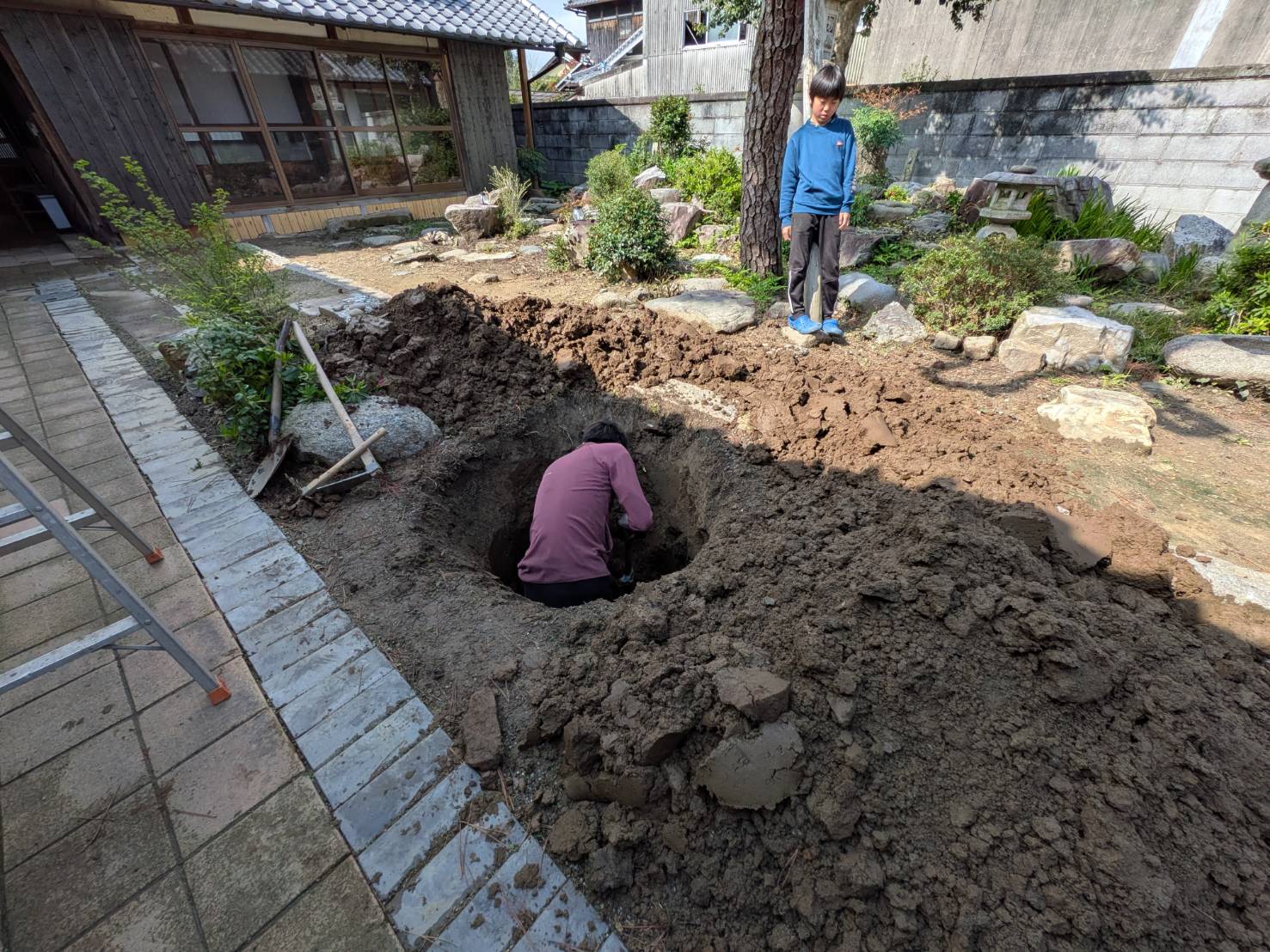 可能な限り人力スコップで手掘り