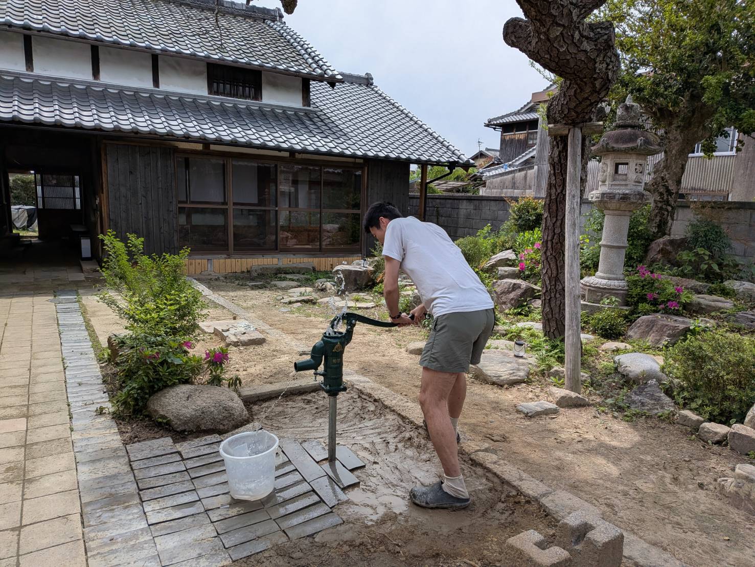 ついに成功。ガチャポンで汲み出し