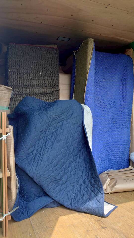 荷台の中で家具同士がぶつからないようパッドで安全に保護・固定された状態