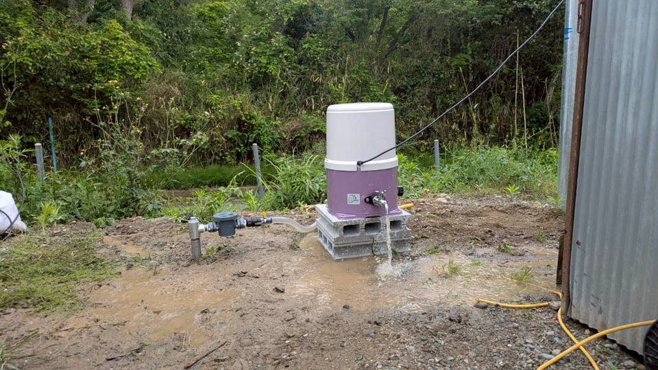 汲み上げ用電動ポンプと清水