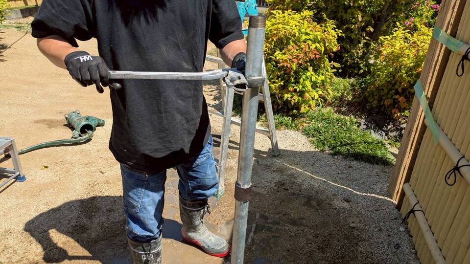 レンチを使った作業